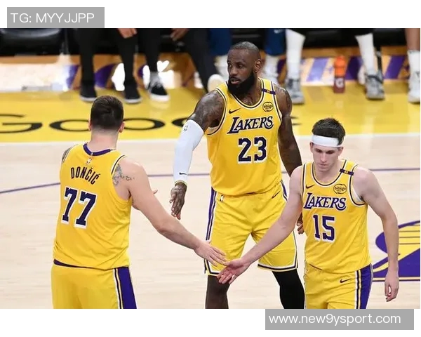 湖人阵容捉襟见肘仅剩十人出战背靠背对抗开拓者三名双向合同球员参战