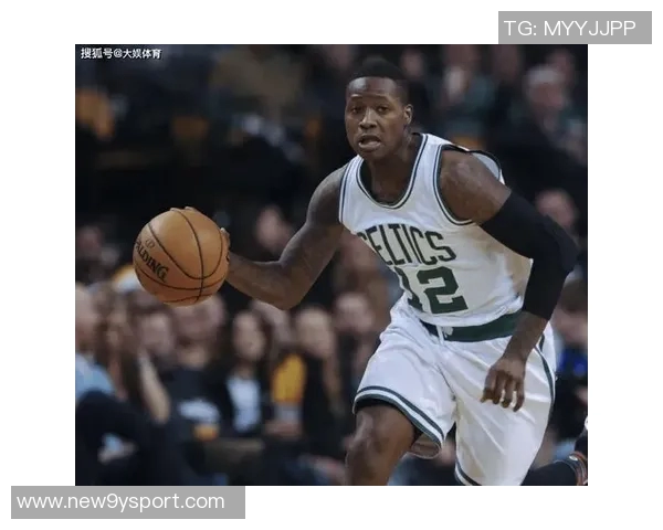 美媒发布AI合成图罗齐尔庭审前手铐黄蜂连帽衫造型引关注